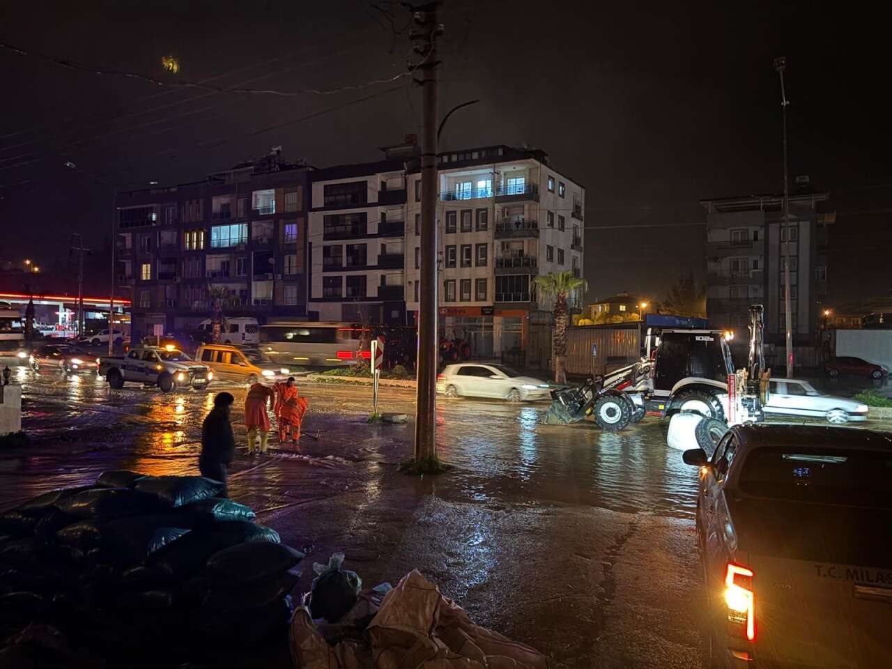 Milas’ta Fırtına Alarmı: Belediye Ekipleri Gece Gündüz Görev Yaptı 4
